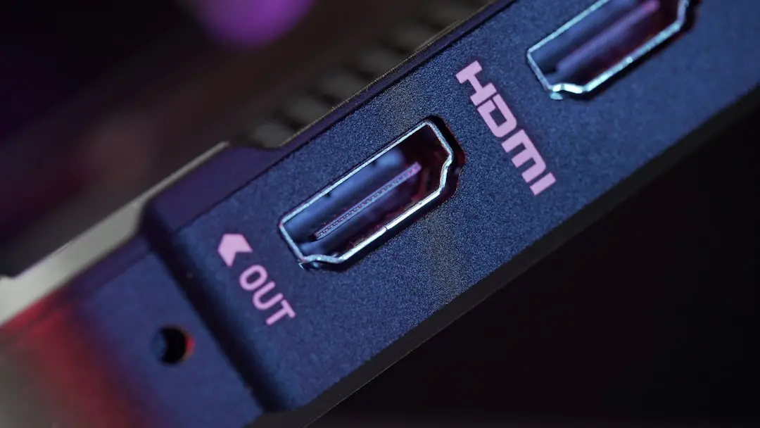 Close-up van de HDMI-poorten van een klein mediakastje, het soort IPTV-box waarop je Swivtv gebruikt